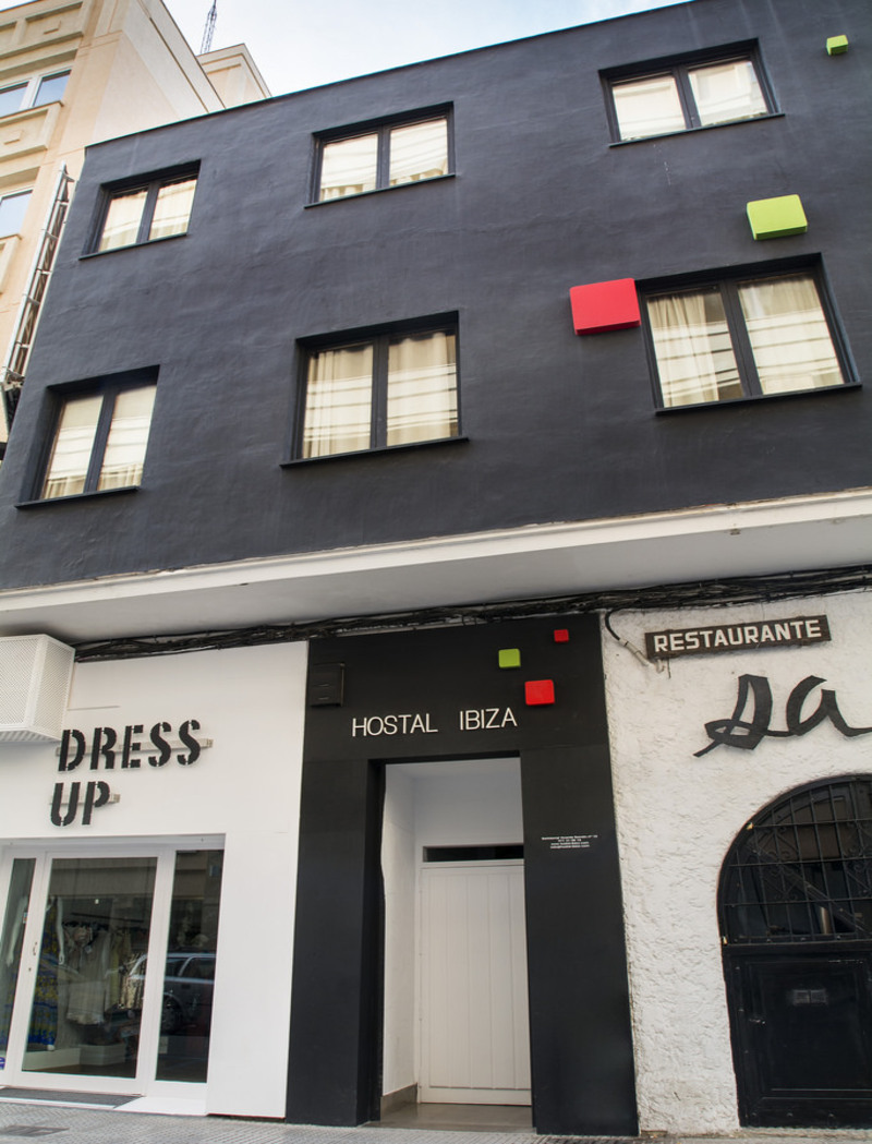 frontal-edificio-hostal-ibiza
